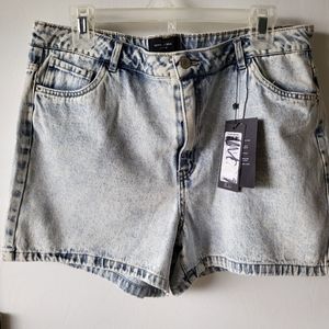 Vero Moda High Rise Acid Denim Jean Shorts. Size XL